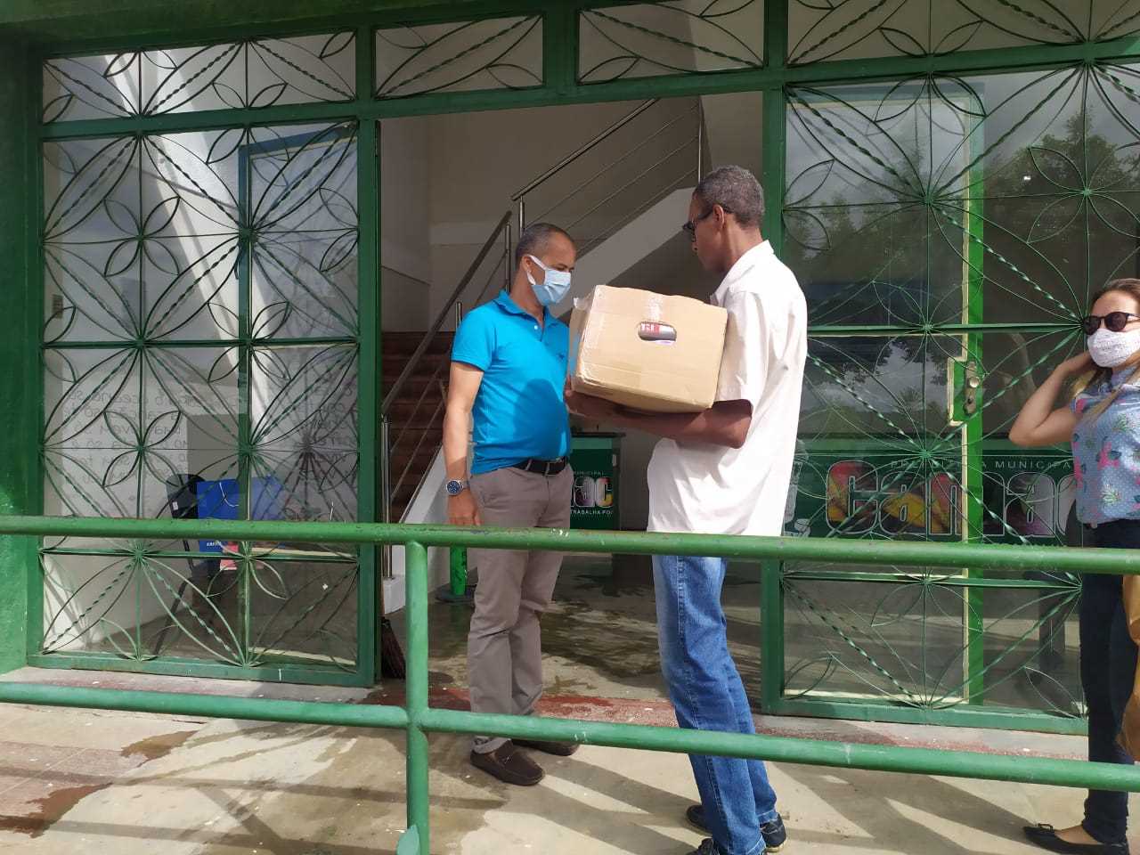 Camacã: Prefeito Paulo do Gás recebe funcionários com bombons
